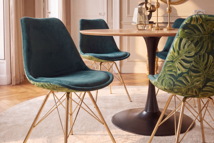 Set patru scaune SCANDINAVIA MEISTERSTÜCK cu imprimeu de frunze de monstera pe spătar, din catifea verde, cu picioare metalice aurii [5]