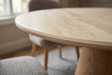 Masă de dining UNIQUE, rotundă, de 120 cm, placată cu furnir de stejar, cu blat din ceramică cu aspect de piatră travertin și picior central [3]