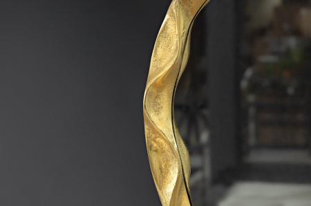 Oglindă de perete PORTRAIT 55 cm, ramă ondulată din metal auriu, realizată manual [5]