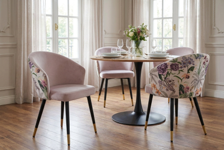 Set două scaune MAISON CLASSIQUE din catifea liliac cu imprimeu floral pe spătar, picioare negre și capete aurii [1]