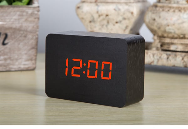 Ceas din lemn cu termometru, alarma, baterii / priza, negru [1]