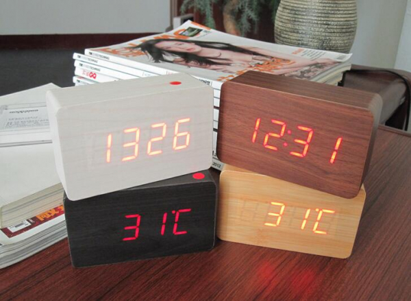 Ceas din lemn cu termometru, alarma, baterii / priza, wenge [4]