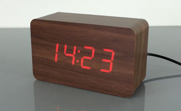 Ceas din lemn cu termometru, alarma, baterii / priza, wenge [1]
