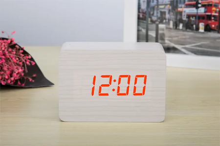 Ceasuri birou - Ceas lemn deschis cu scris rosu din lemn cu termometru, alarma, baterii / priza
