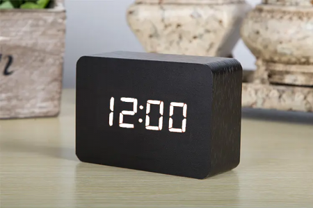 Ceasuri birou - Ceas negru cu scris alb din lemn cu termometru, alarma, baterii / priza,