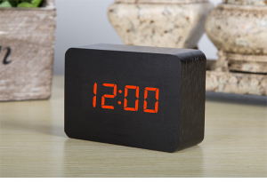 Ceasuri birou - Ceas negru cu cifre rosii, termometru, alarma, baterii / priza