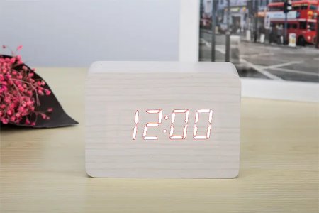 Home & Deco - Ceas alb cu scris alb din lemn cu termometru, alarma, baterii / priza