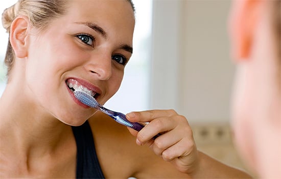 Cum poți să-ți albești dinții acasă fără a dăuna smalțului ?