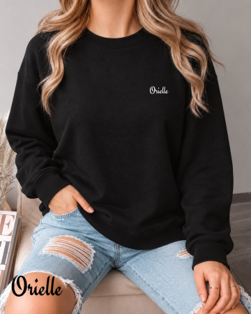 Orielle Basics - Bluză Orielle Basics Deep Black, cu logo alb discret pe piept, purtată pe model