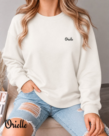 Orielle Basics - Bluză Orielle Basics Off White, cu logo negru discret pe piept, purtată pe model