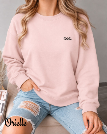 Orielle Basics - Bluză Orielle Basics Soft Pink, cu logo negru discret pe piept, purtată pe model