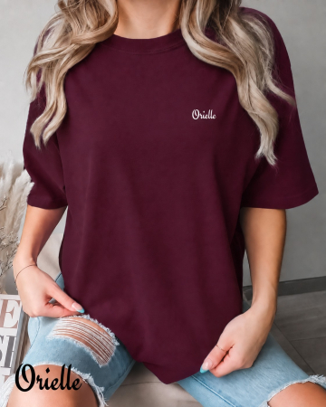 Orielle Basics - Tricou Orielle Basics burgundy, croială Relaxed Fit, cu logo discret pe piept, prezentat pe model