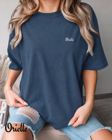 Orielle Basics - Tricou Orielle Basics denim, croială Relaxed Fit, cu logo discret pe piept, prezentat pe model