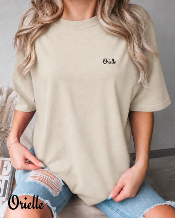 Orielle Basics - Tricou Orielle Basics nude, croială Relaxed Fit, cu logo discret pe piept, prezentat pe model