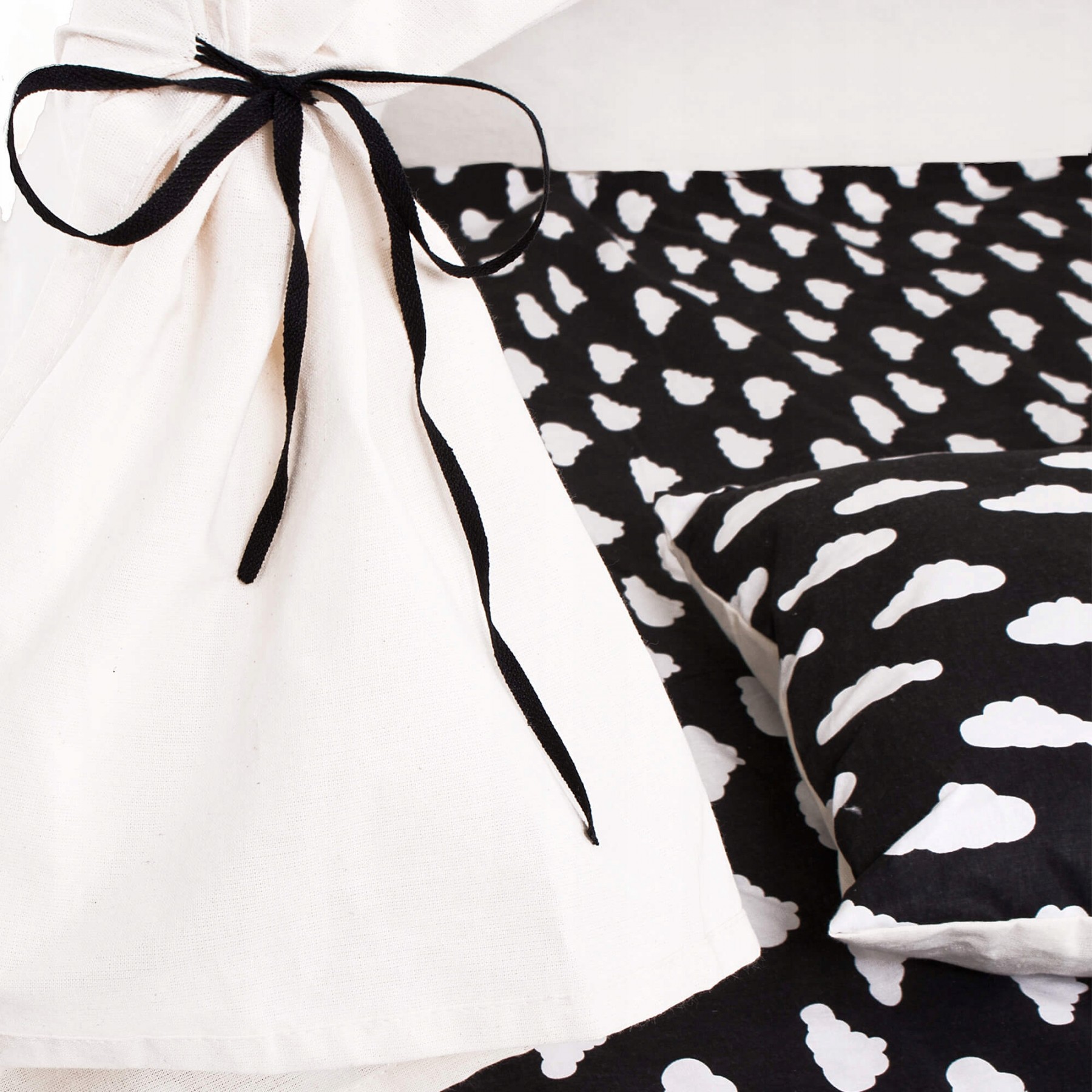 Cort copii Sersimo stil indian Teepee Tent cu fereastra, covoras gros si 2 perne, alb negru cu norisori [8]