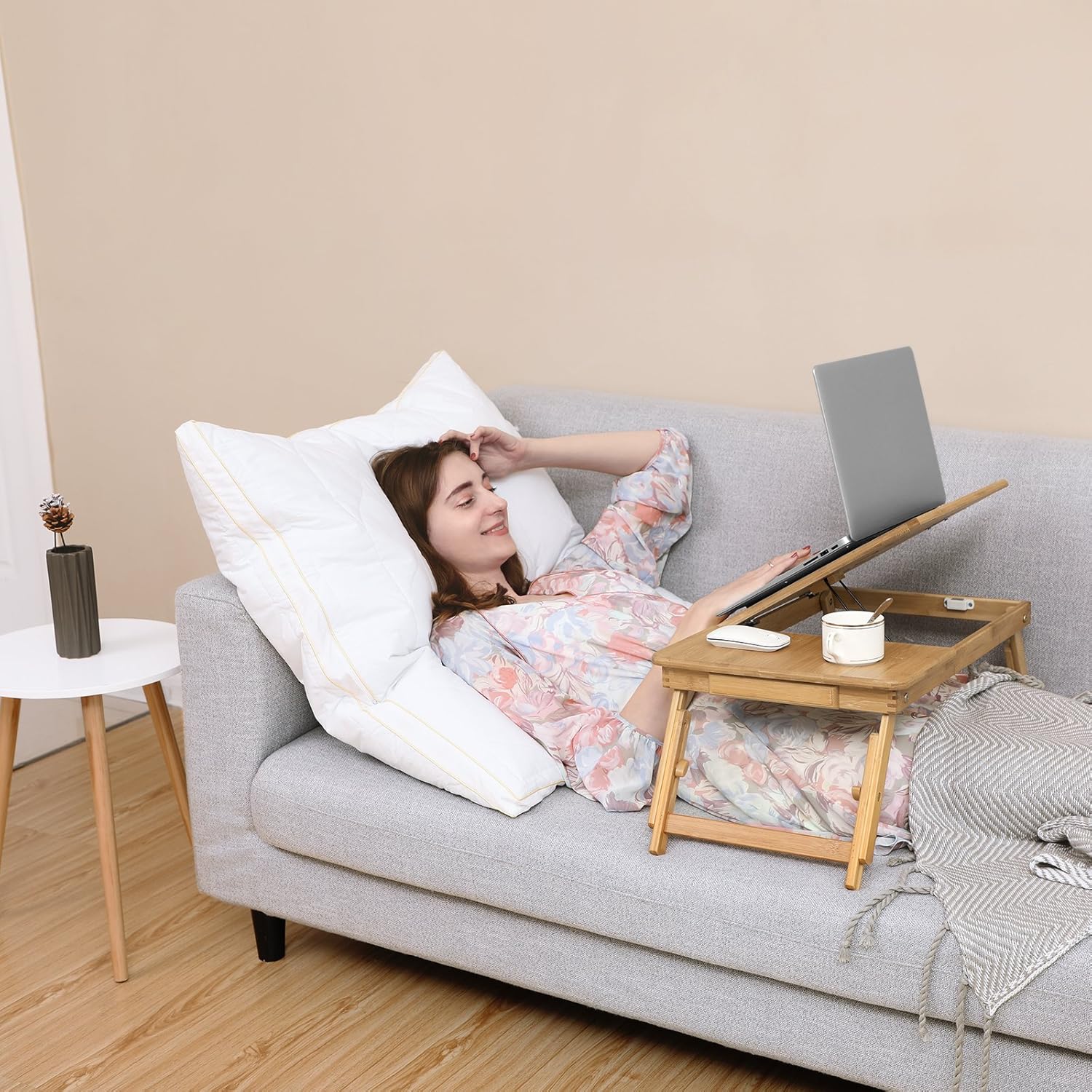 SONGMICS Masa de pat pentru laptop, plabila si reglabila, bambus, 55x35x29 cm, maro [7]