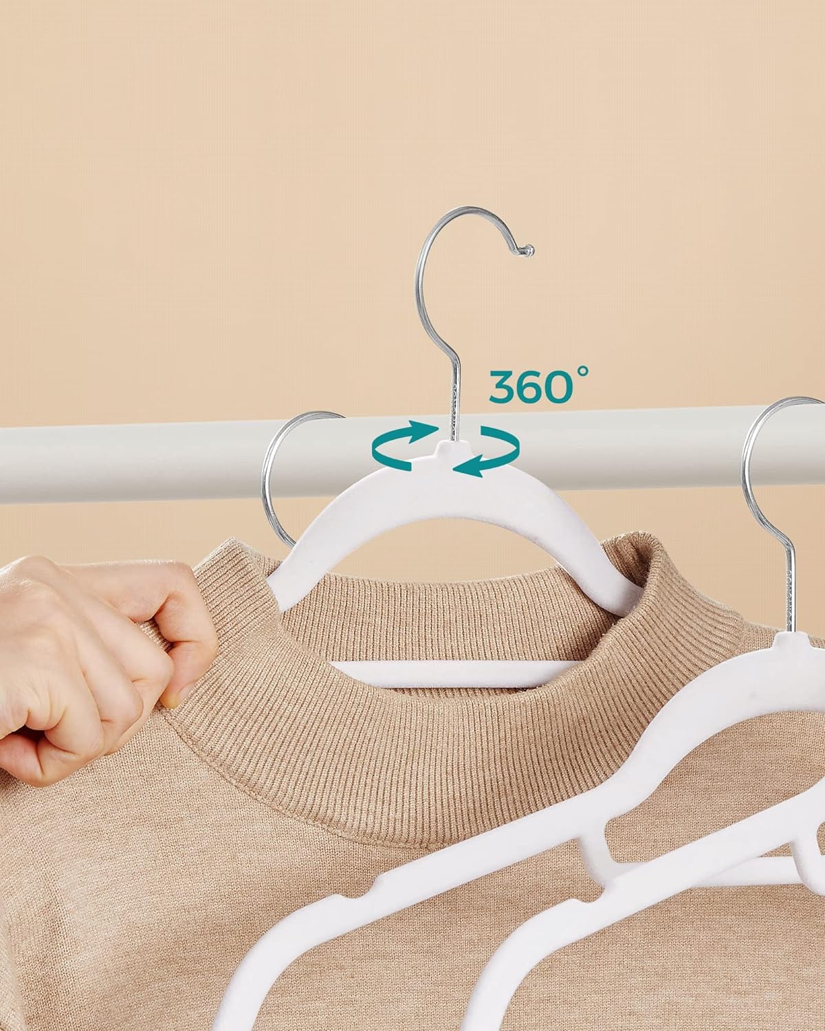 SONGMICS Set de 50 de umerase pentru haine, anti-alunecare cu catifea, bara de cravata si carlig pivotant, 43,5 cm, alb [9]