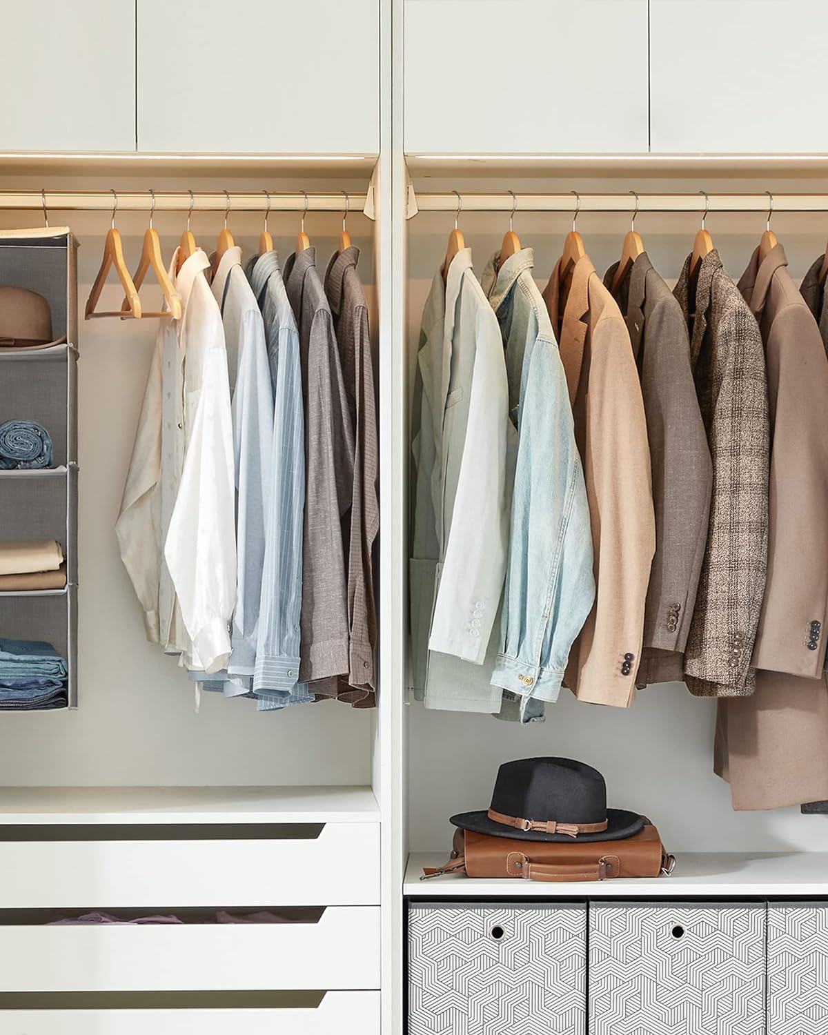 SONGMICS Set de 10 umerase din lemn, cu bara anti-alunecare pentru pantaloni, carlig pivotant la 360°, 45cm, natur [9]