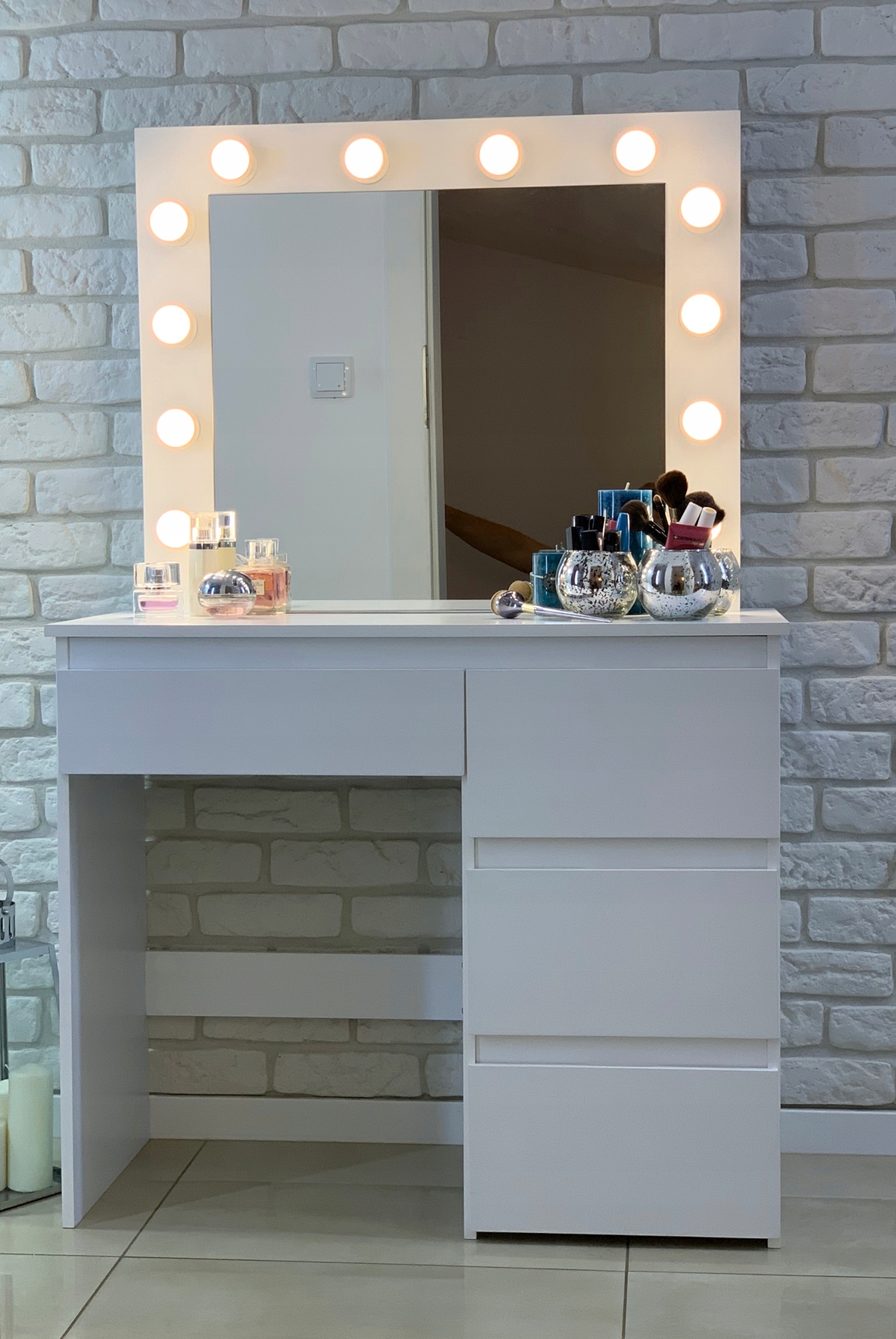 Masa de toaleta si machiaj Hollywood Pro, alba, cu 4 sertare, oglinda si 12 LED-uri, 90x40x140 cm [10]