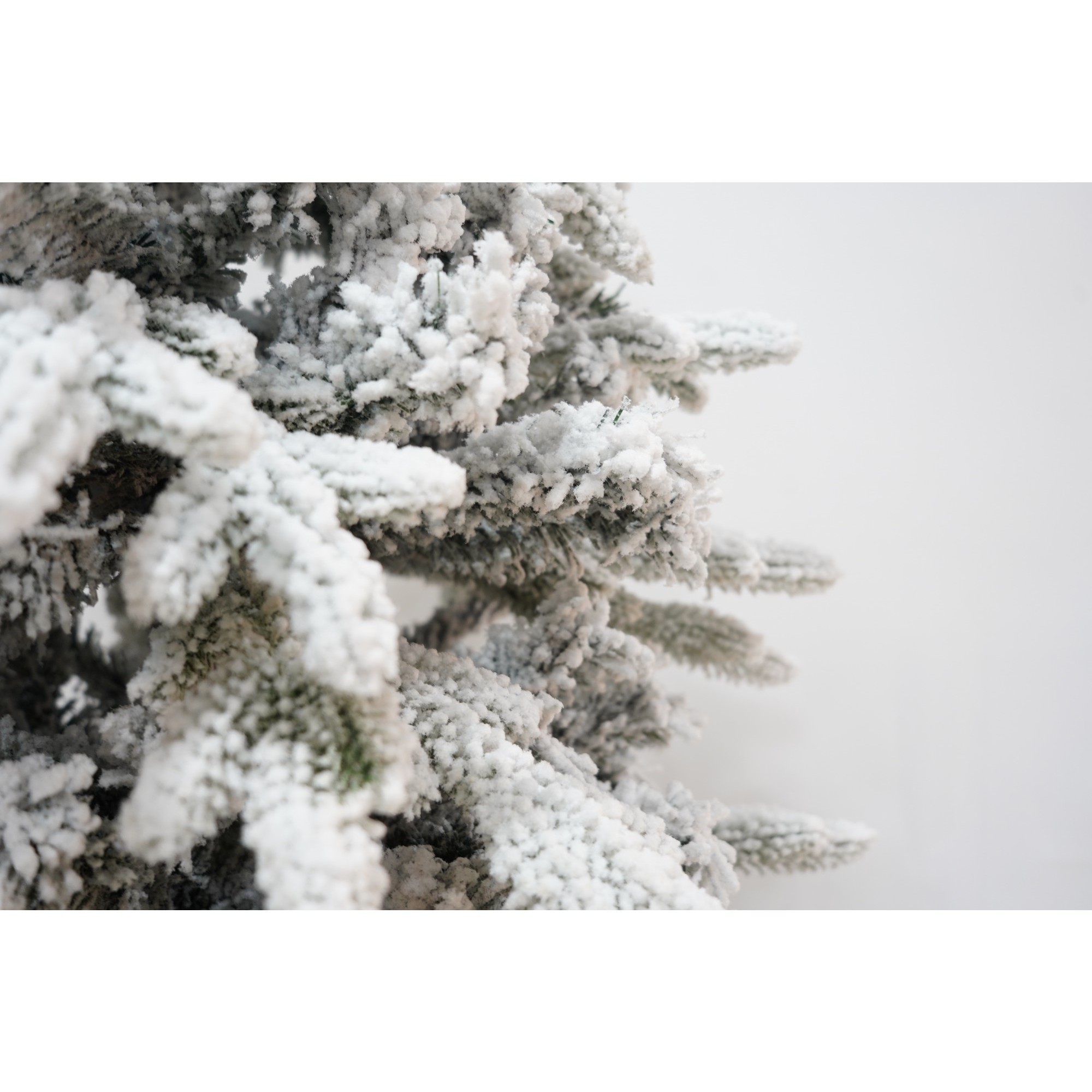 Brad Artificial de Craciun, , 1.8 m inaltime, Verde, Pulverizat complet alb-tip zapada, Interior/ Exterior, Bogat 512 ramuri [2]