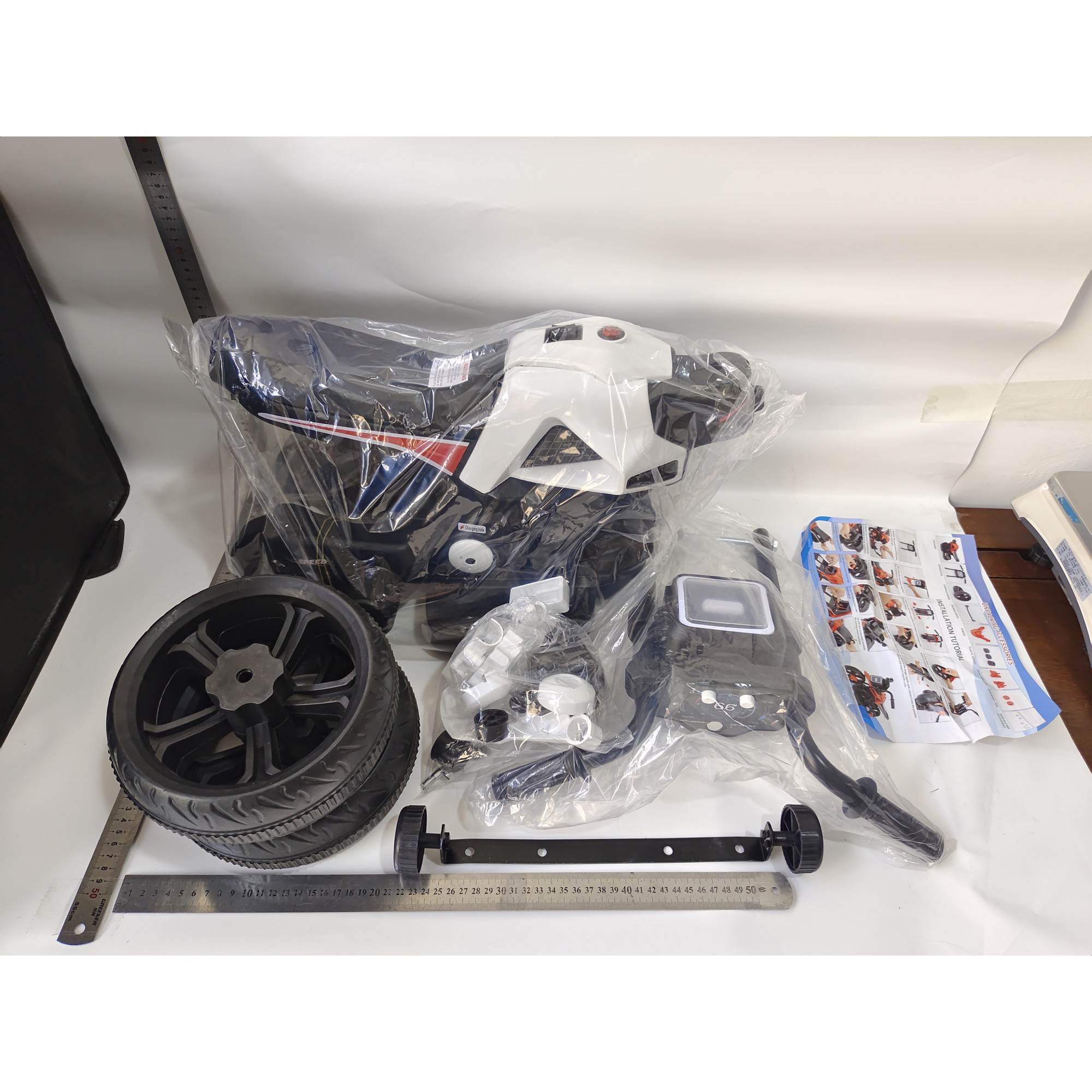 Motocicleta Electrica cu 2 Roti Mari si 2 Roti Ajutatoare, , Acumulator Incarcare, Anti-Rasturnare, Lumini, Muzica, Motor:380, Baterie 6V4.5, 41.5x70x34 cm, 4.5 Kg, 3 Ani+, Alb Negru [3]