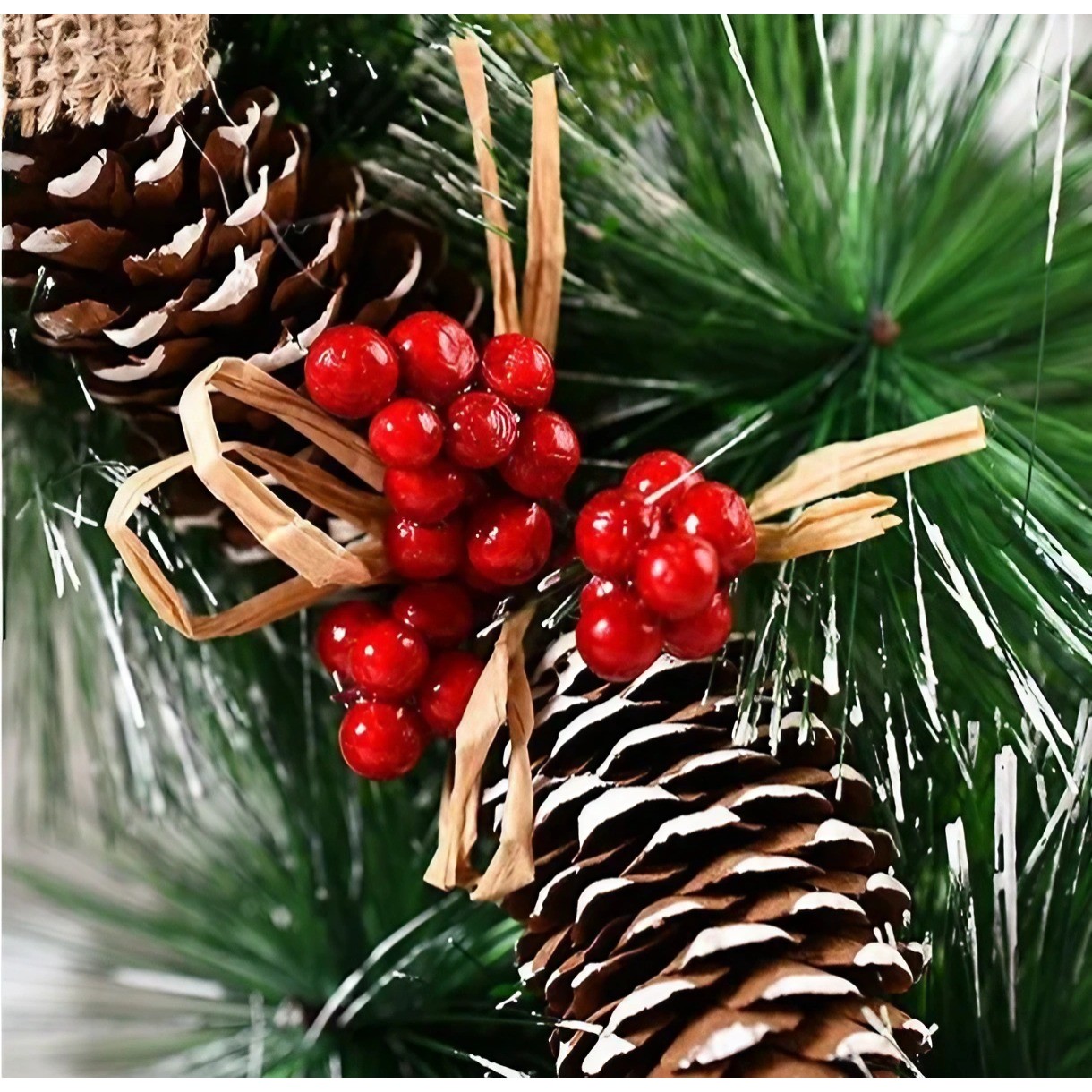 Coronita pentru Craciun , diametru 32 cm, din brad artificial, decorata cu conuri si merisoare, 3 Funde. Verde/Alb [4]