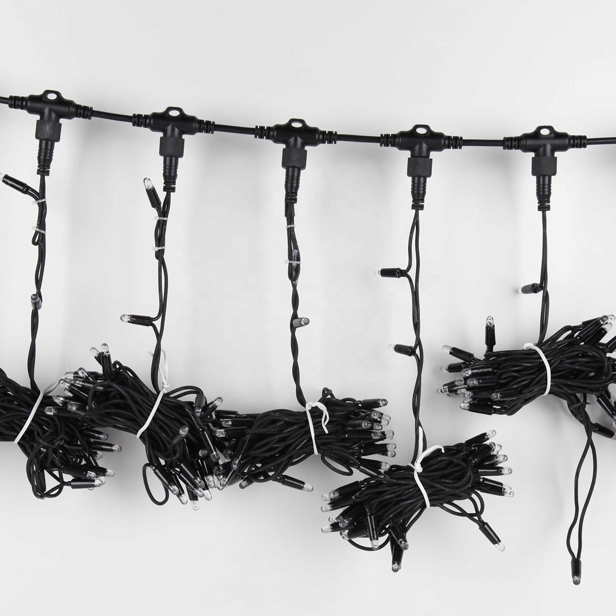 Instalatie Craciun Profesionala de Exterior IP65, Tip Perdea, 3m x 5m, 1500 Led-uri Mari, Alb rece, cu flash, Alimentator si prelungitor 6,5 m, Interconectabila, Fir negru,  [5]