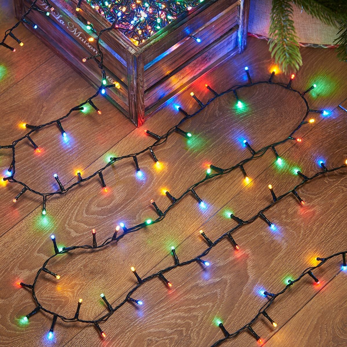 ✨TOATE PRODUSELE✨ - Instalatie de Craciun liniara Yoto, 10 m, din care 1 m cablu priza 220V, 100 LED, 8 jocuri de lumini, beculet in 6 colturi, pentru interior, controler, fir negru, multicolor