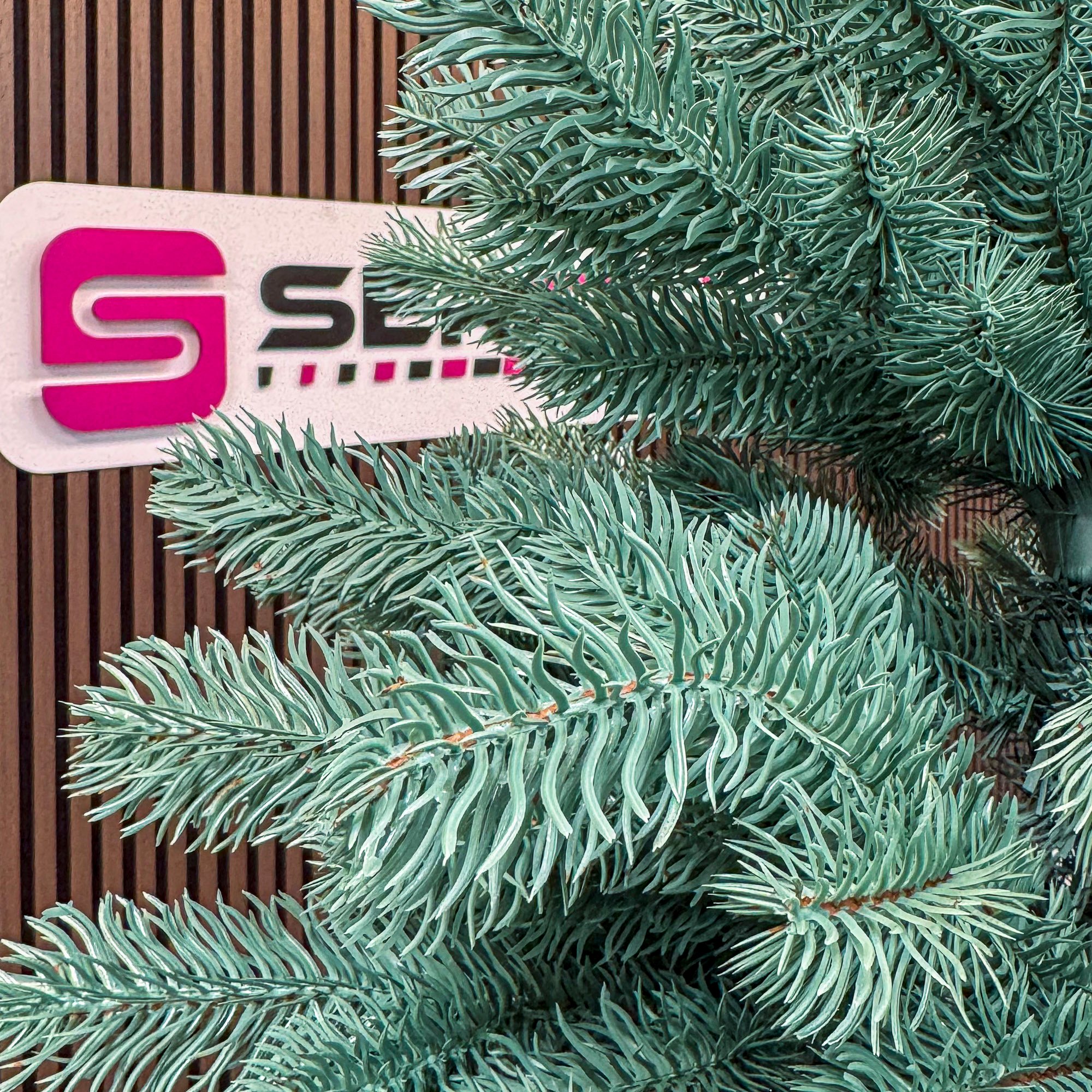 Brad artificial Christmas Deluxe by Sersimo, Kovalivka Select argintiu, integral 3D, 210 cm [6]