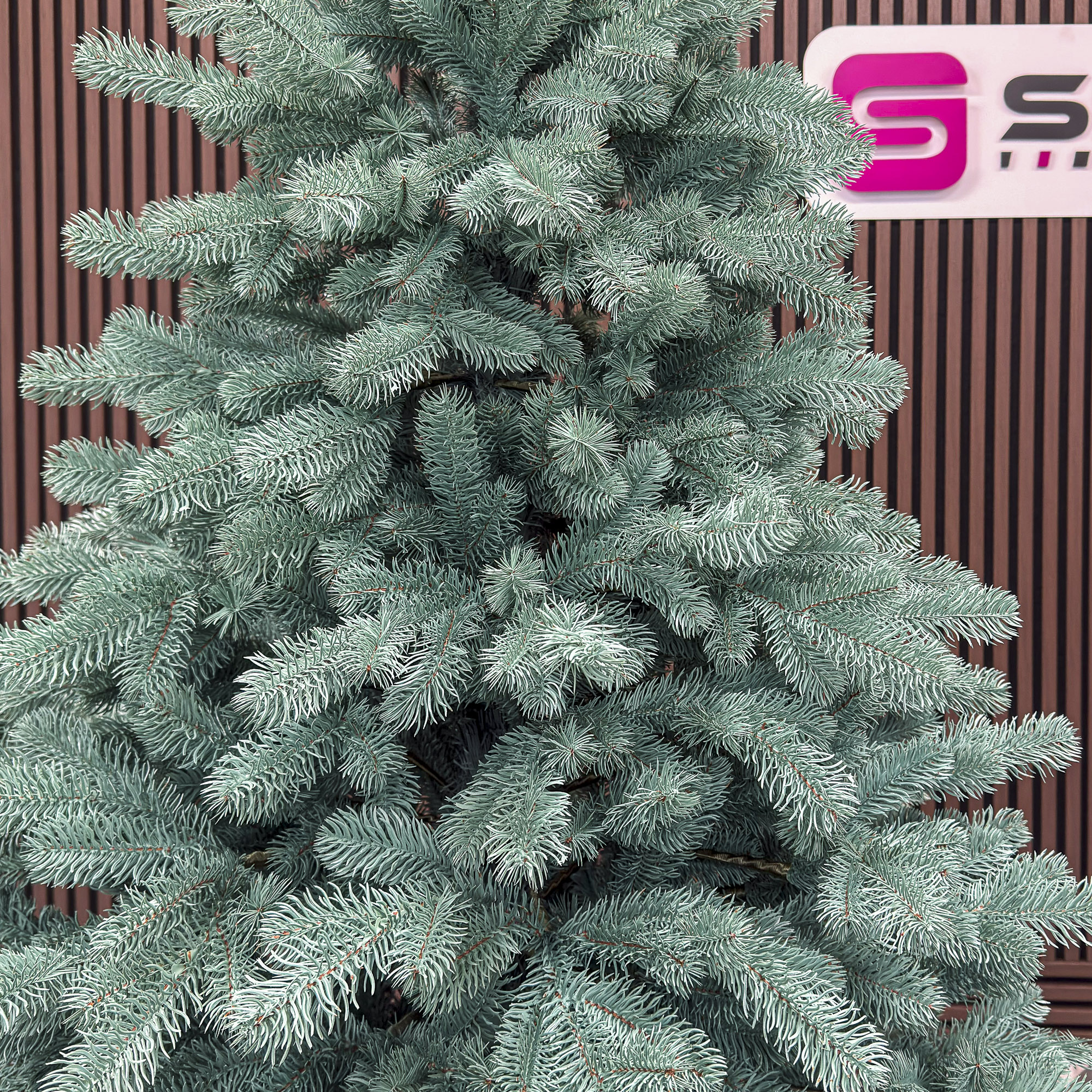 Brad artificial Christmas Deluxe by Sersimo, Kovalivka Select argintiu, integral 3D, 210 cm [2]