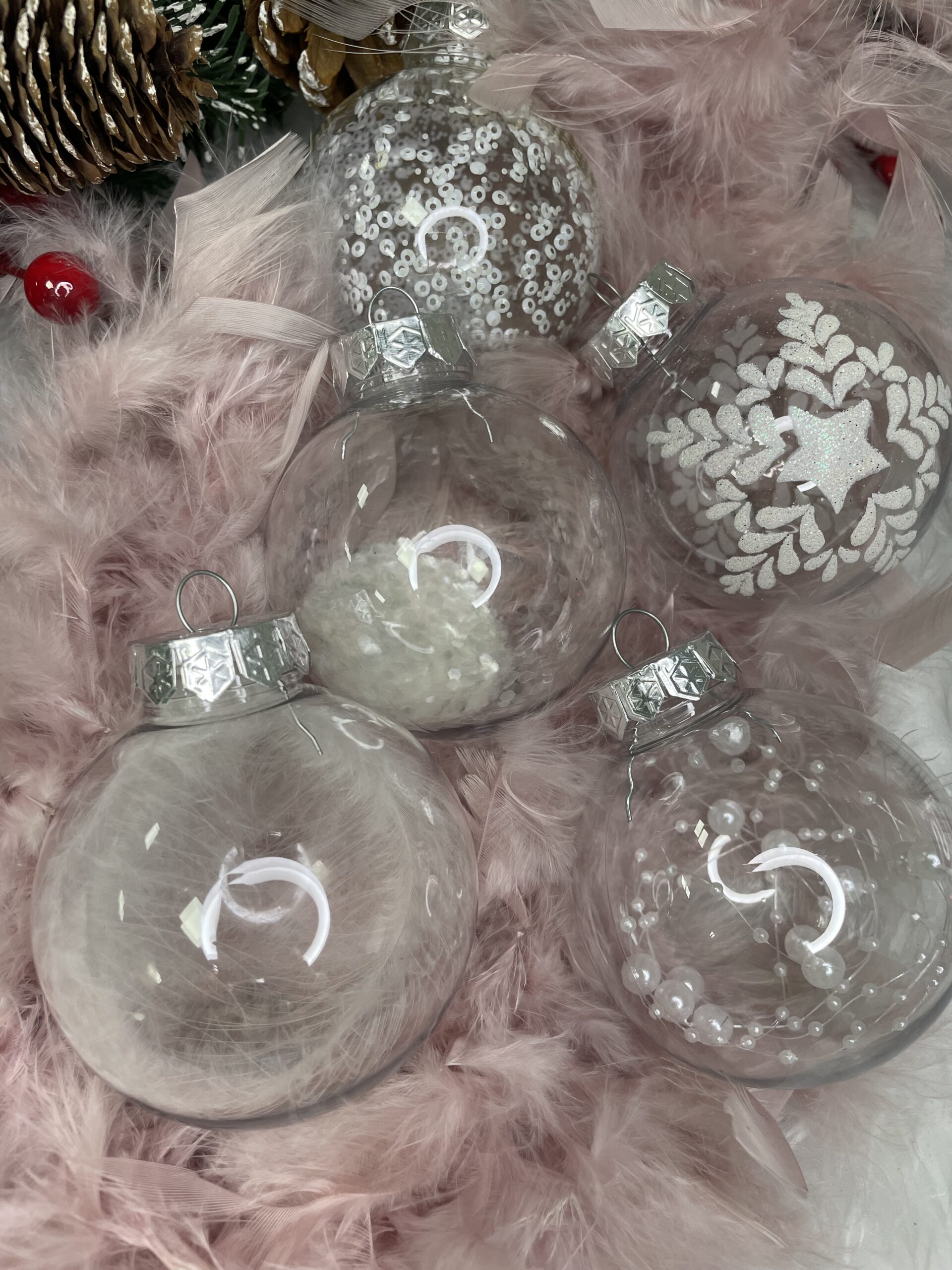 Set globuri de Craciun Inedit, 30 bucati, 7cm, transparente si alb [24]