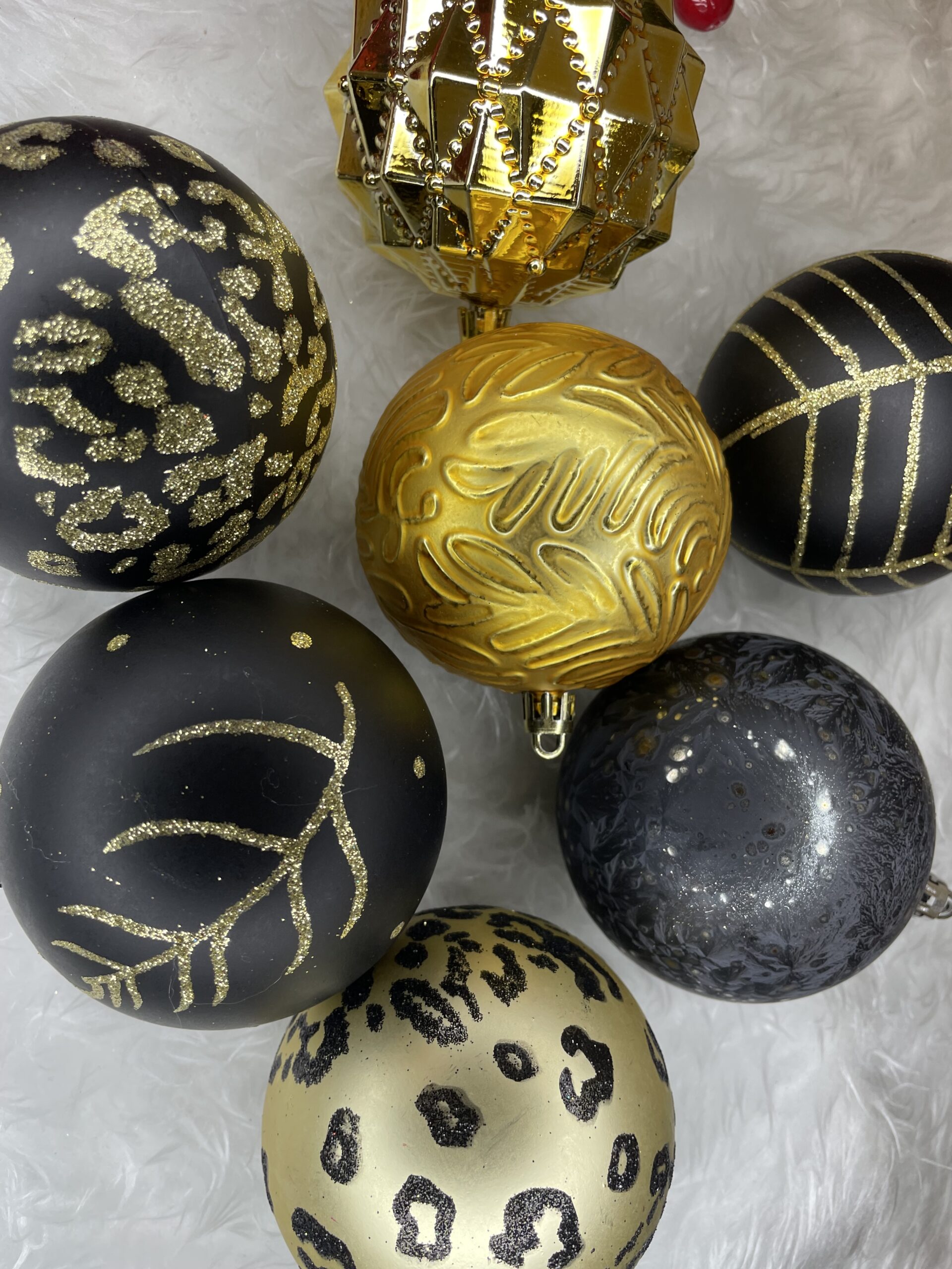 Set globuri de Craciun, 16 bucati, 8cm, 6 modele, negru auriu [13]