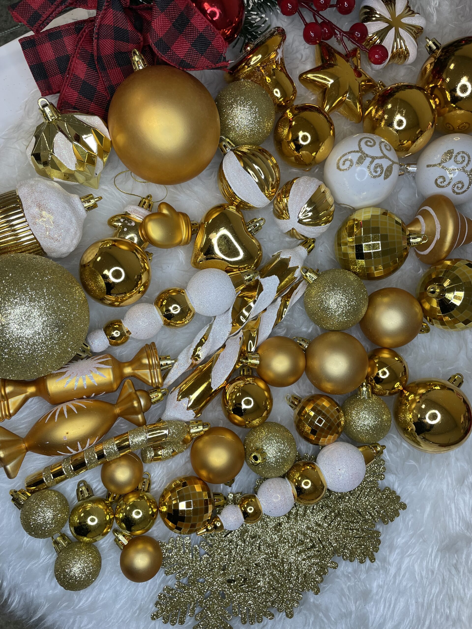 Set globuri si decoratiuni de Craciun, 155 piese, diverse dimensiuni, auriu [16]
