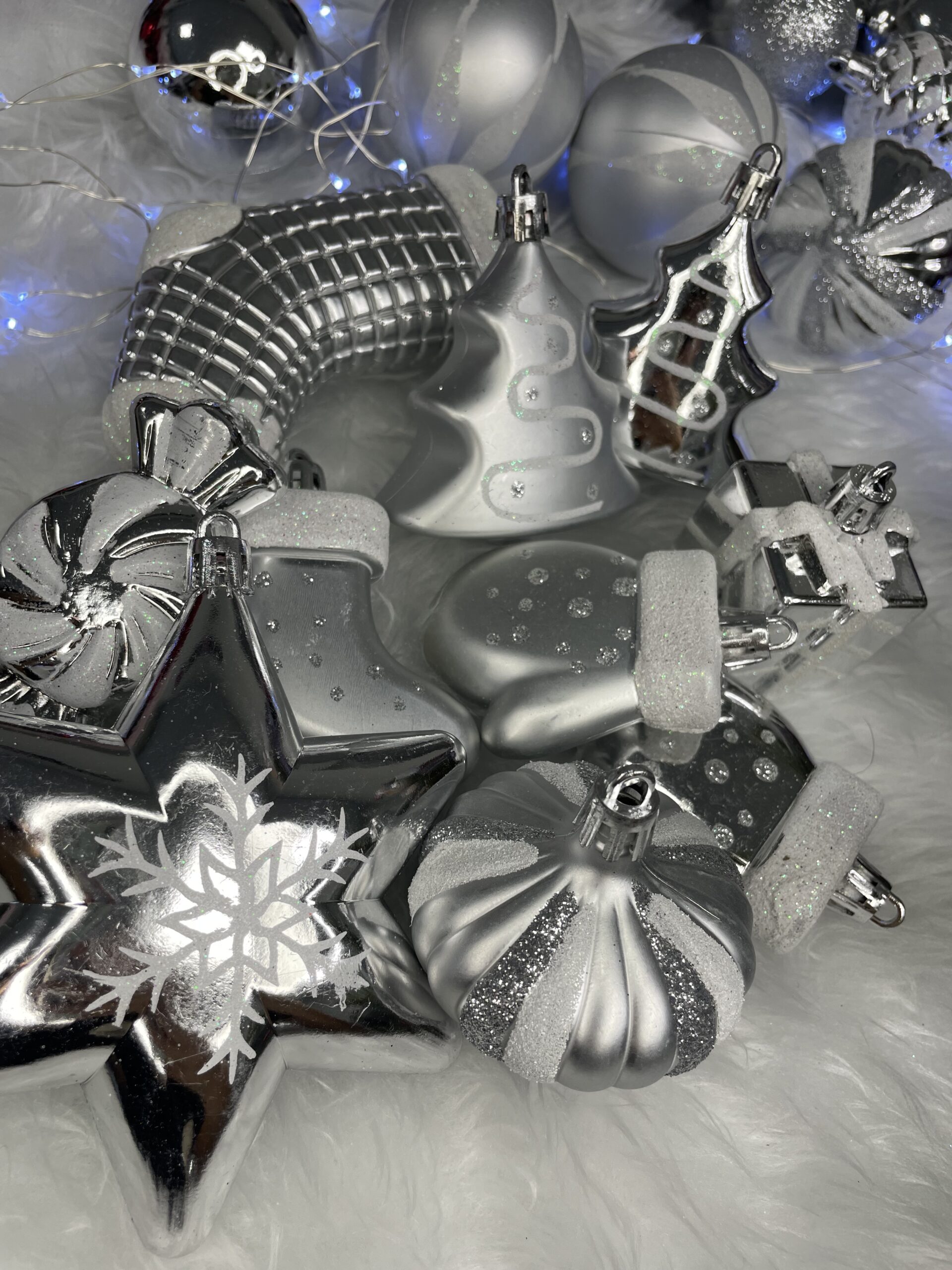 Set globuri si decoratiuni de Craciun, 77 piese, diverse dimensiuni, argintiu [20]