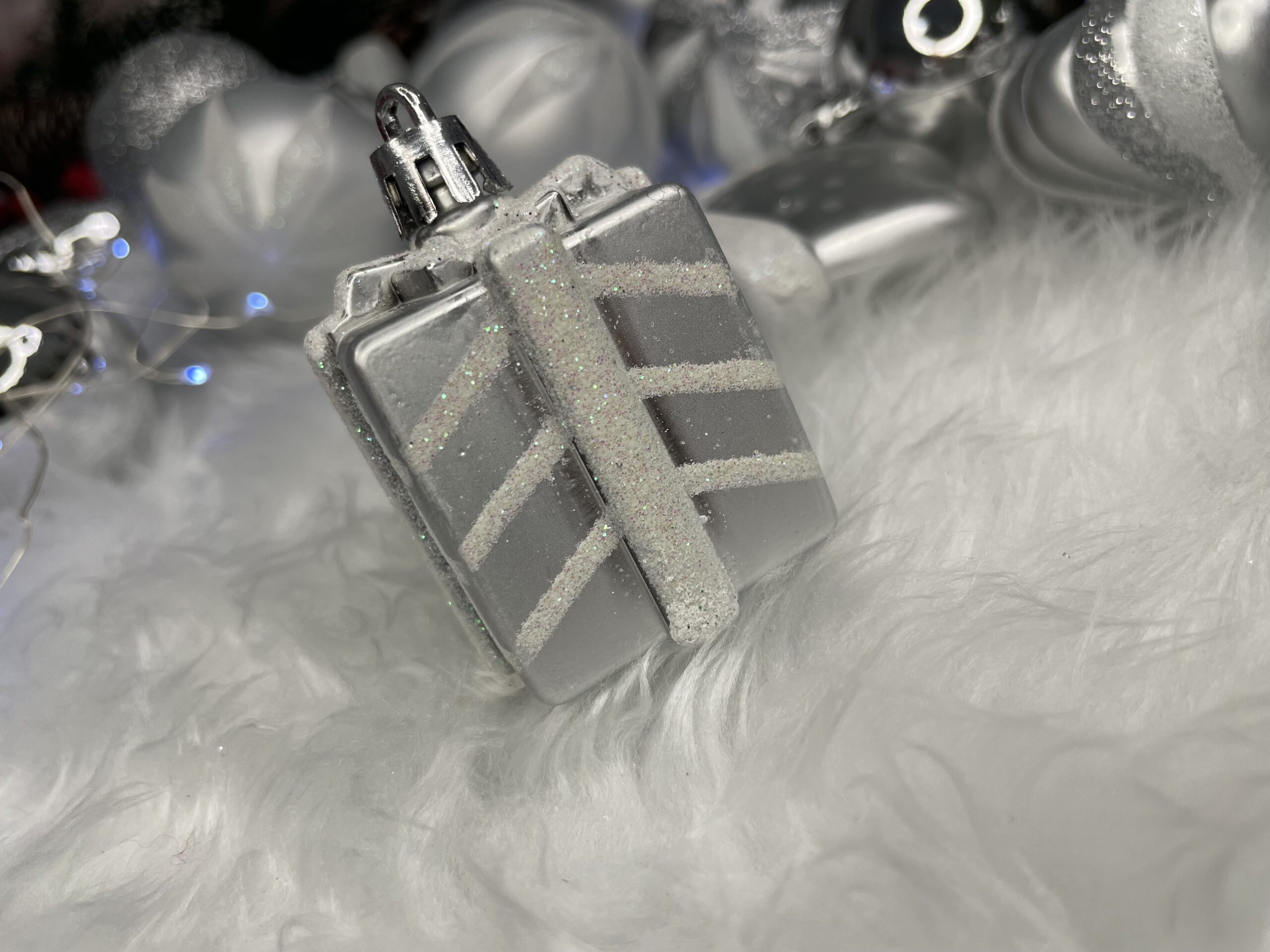 Set globuri si decoratiuni de Craciun, 77 piese, diverse dimensiuni, argintiu [24]