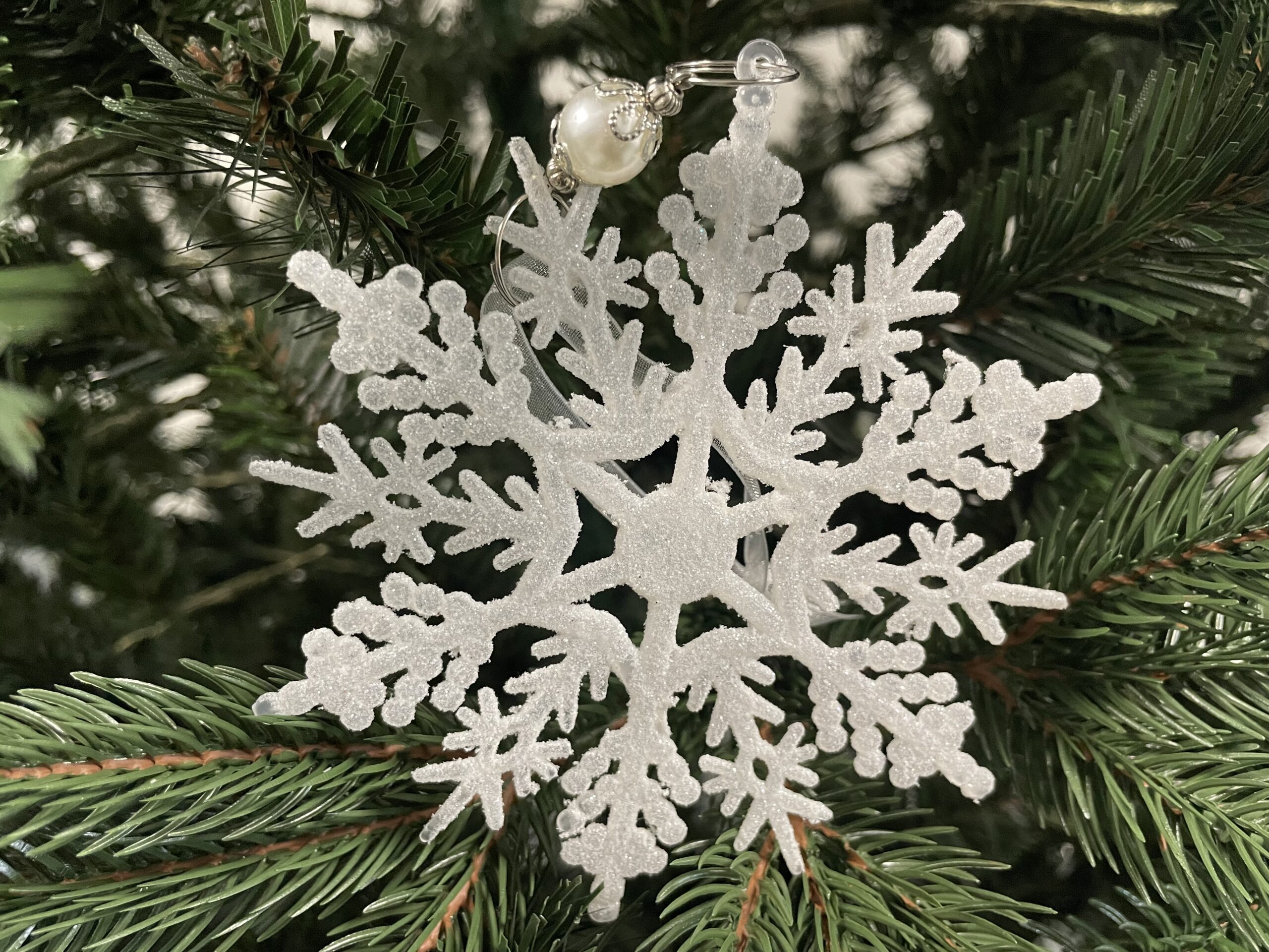 Decoratiune brad fulg de zapada, 13cm, alb cu sclipici [14]