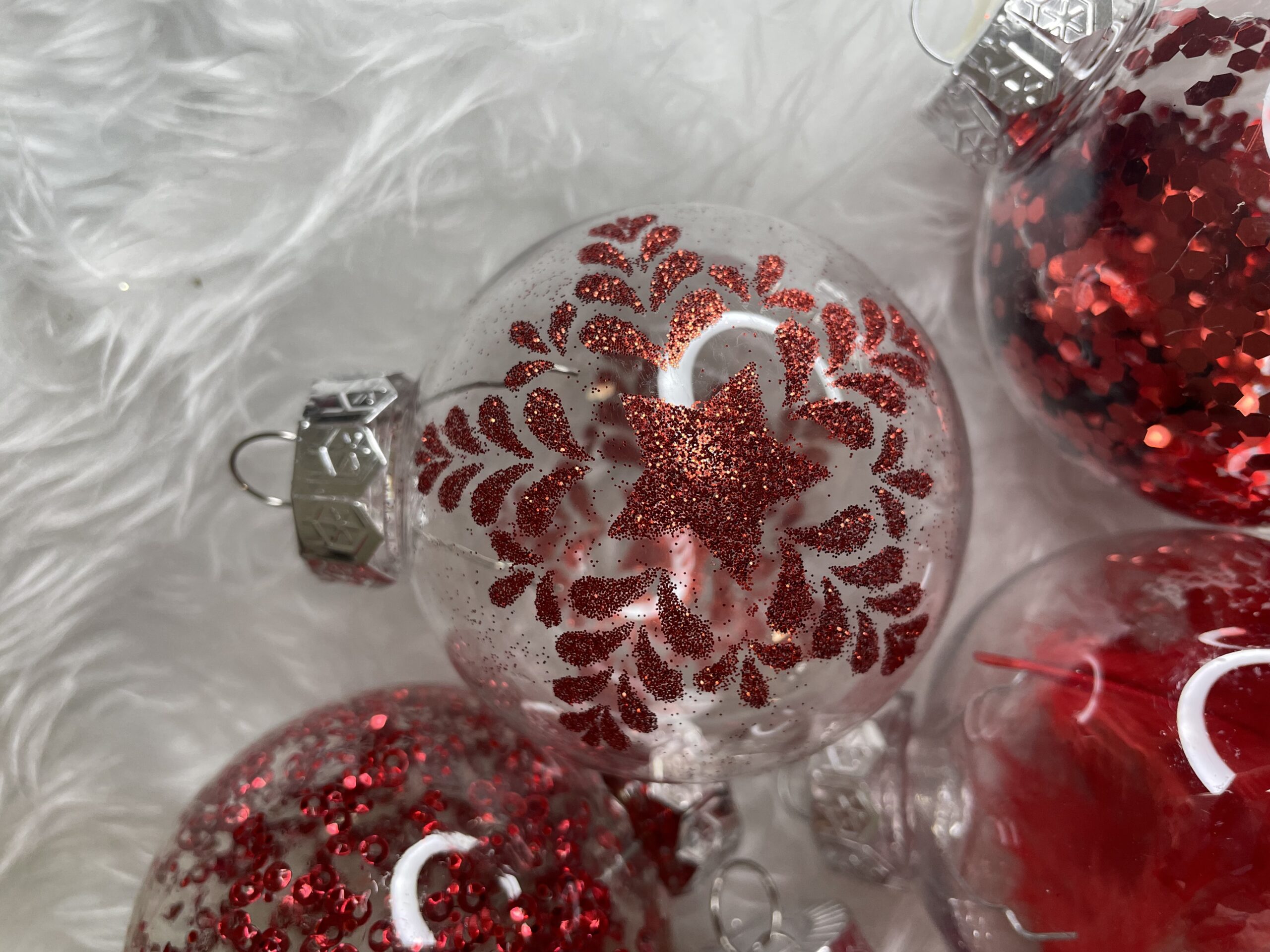 Set globuri de Craciun Inedit, 30 bucati, 7cm, transparente si rosu [15]