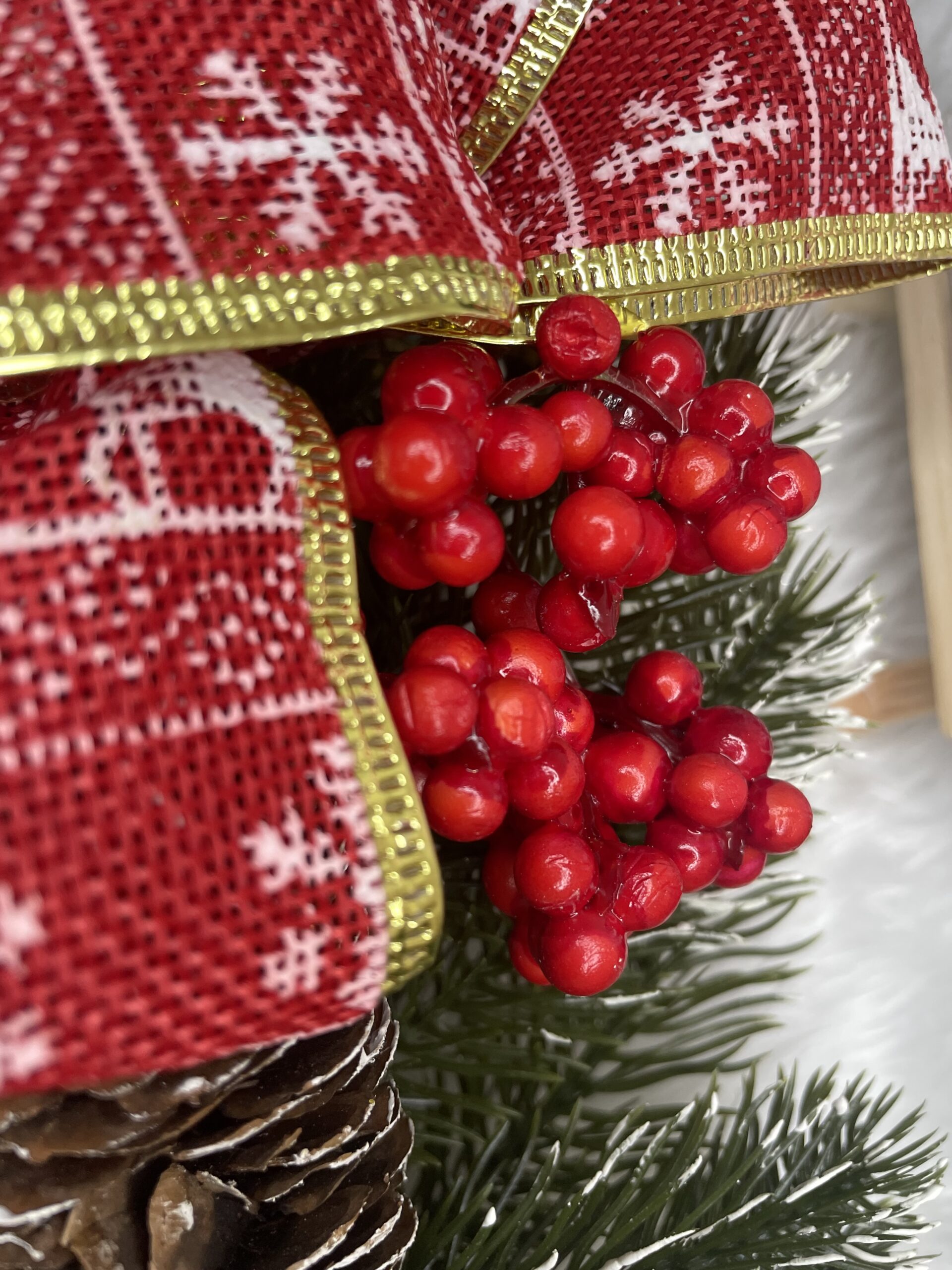 Coronita pentru Craciun, 40 cm, din brad artificial 3D, cu conuri si zapada, verde [14]