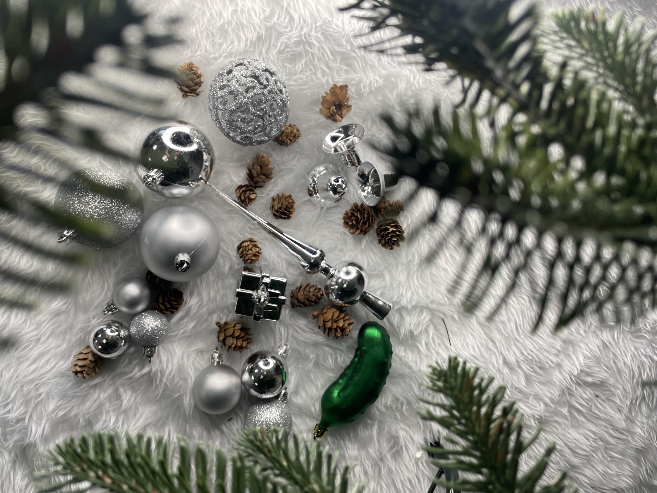 Set globuri si decoratiuni de Craciun, 102 piese, diverse dimensiuni, argintiu [24]