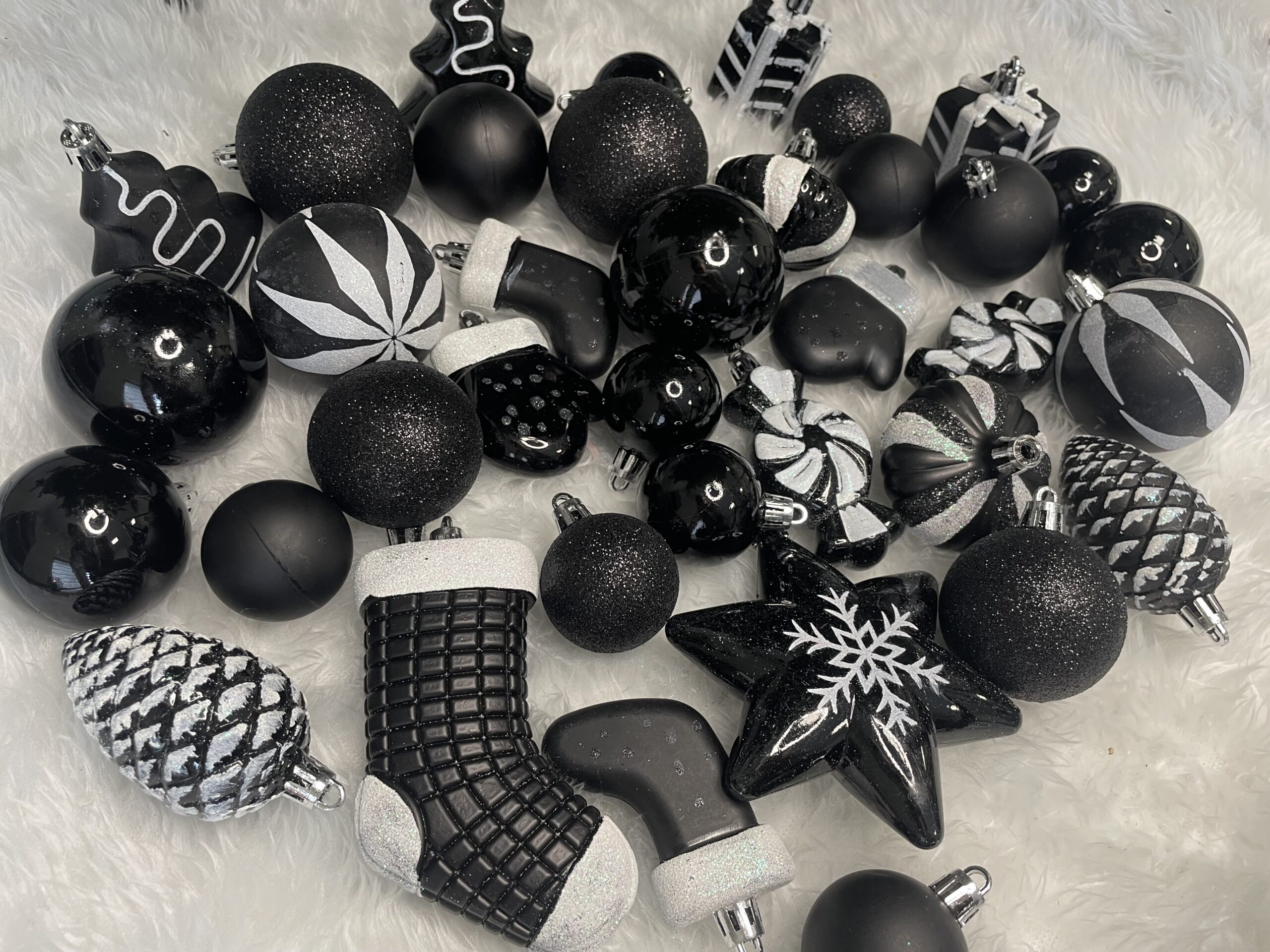 Set globuri si decoratiuni de Craciun, 77 piese, diverse dimensiuni, negru [17]