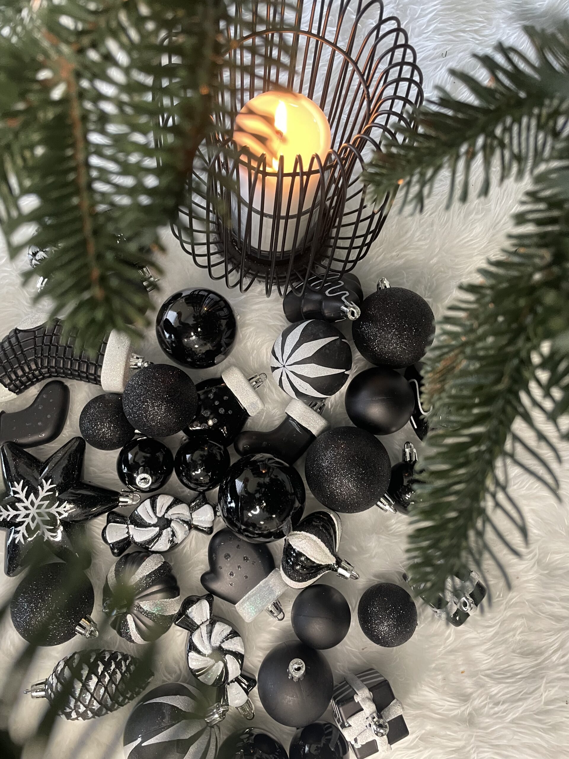 Set globuri si decoratiuni de Craciun, 77 piese, diverse dimensiuni, negru [18]