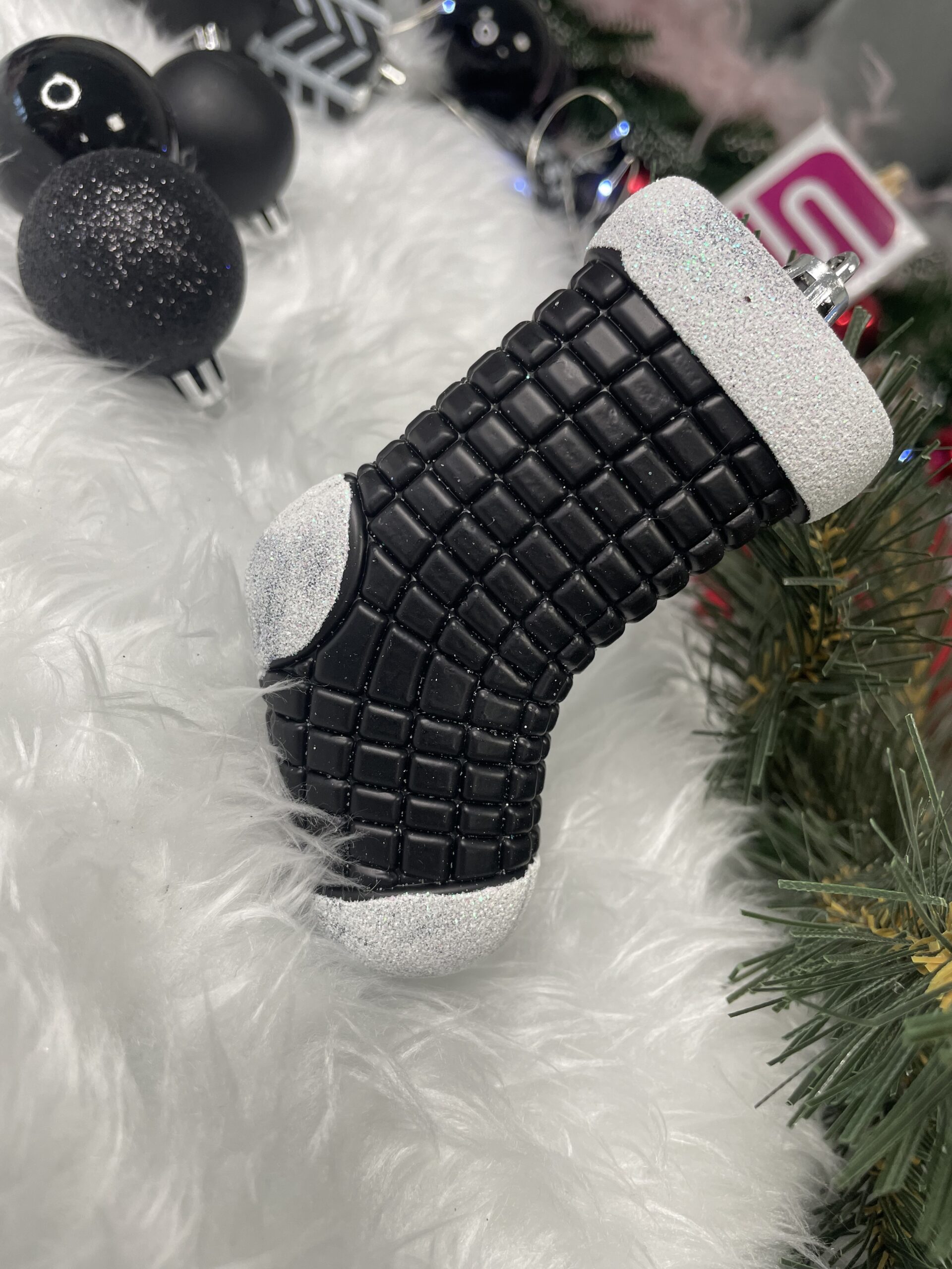 Set globuri si decoratiuni de Craciun, 77 piese, diverse dimensiuni, negru [20]