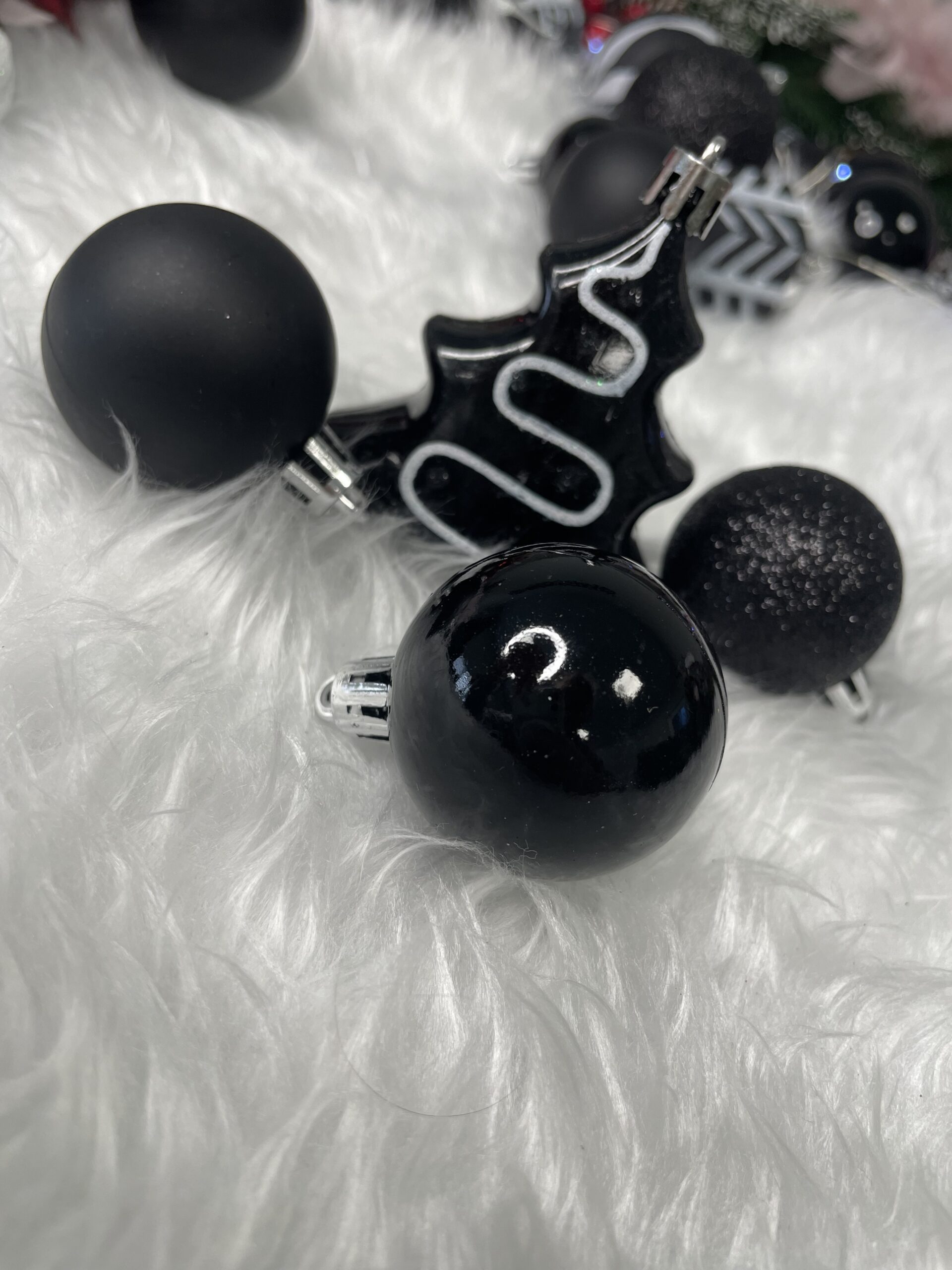 Set globuri si decoratiuni de Craciun, 77 piese, diverse dimensiuni, negru [22]