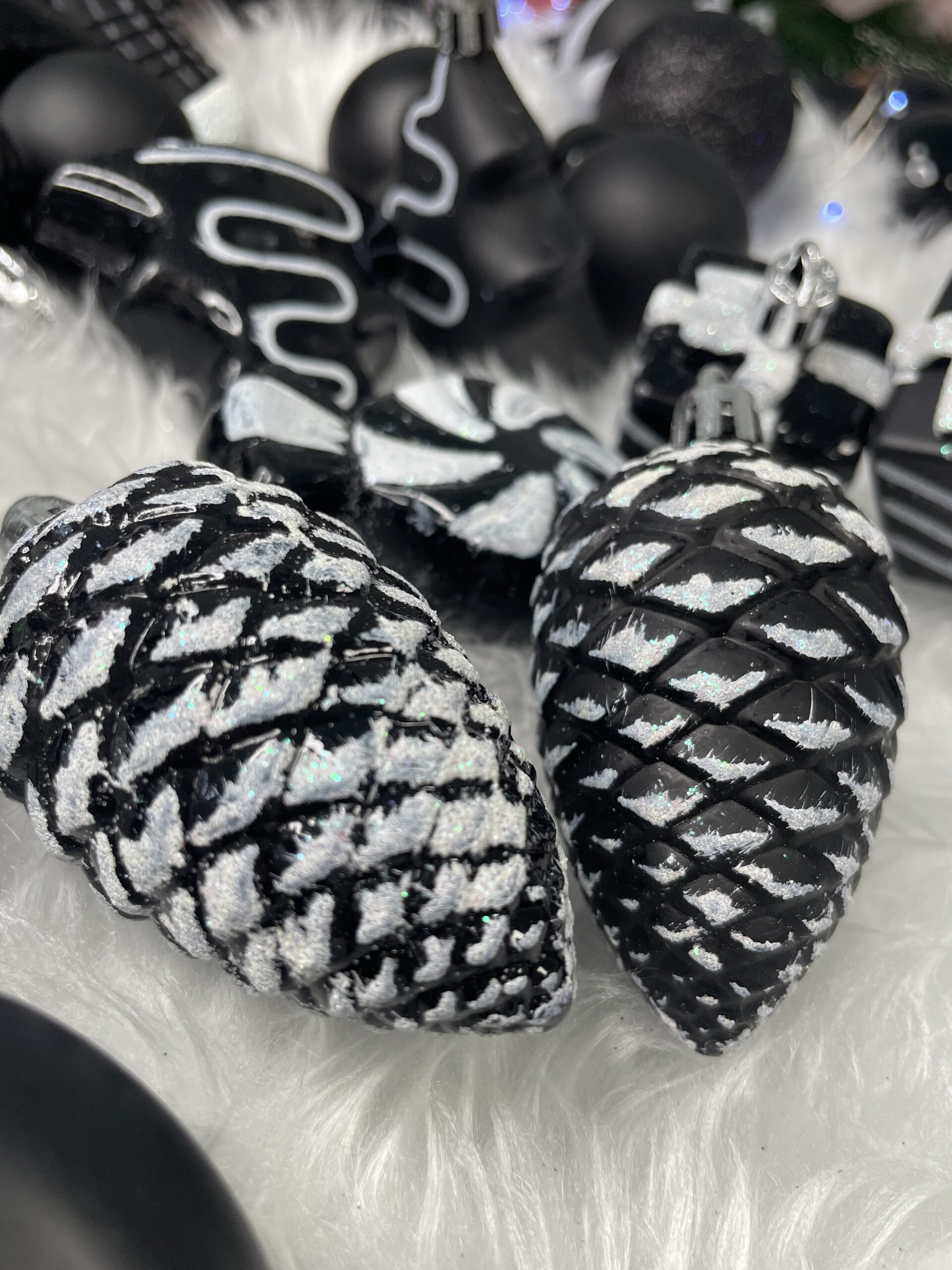 Set globuri si decoratiuni de Craciun, 77 piese, diverse dimensiuni, negru [31]