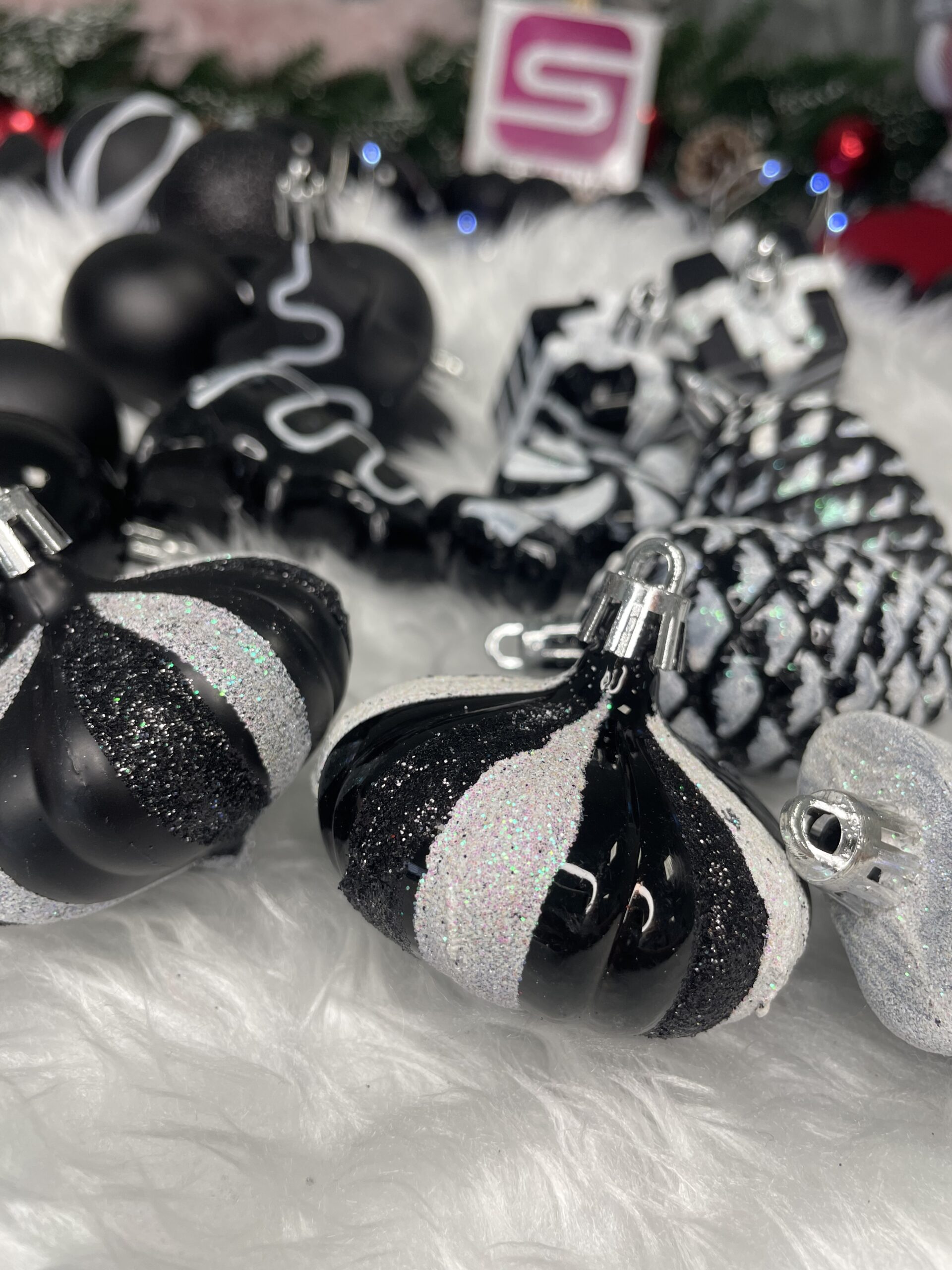 Set globuri si decoratiuni de Craciun, 77 piese, diverse dimensiuni, negru [32]