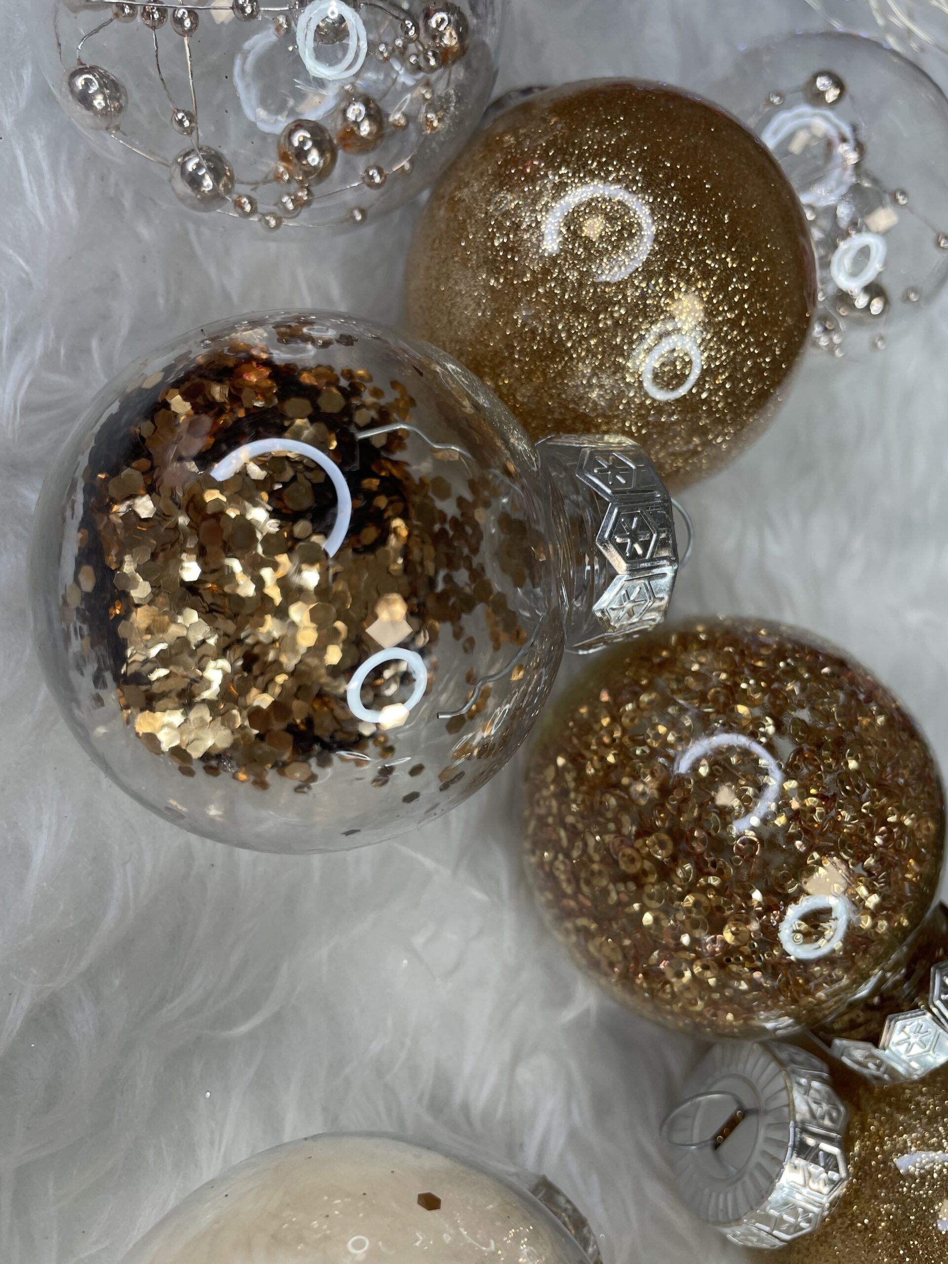 Set globuri de Craciun Inedit, 30 bucati, 6cm, transparente si auriu [14]