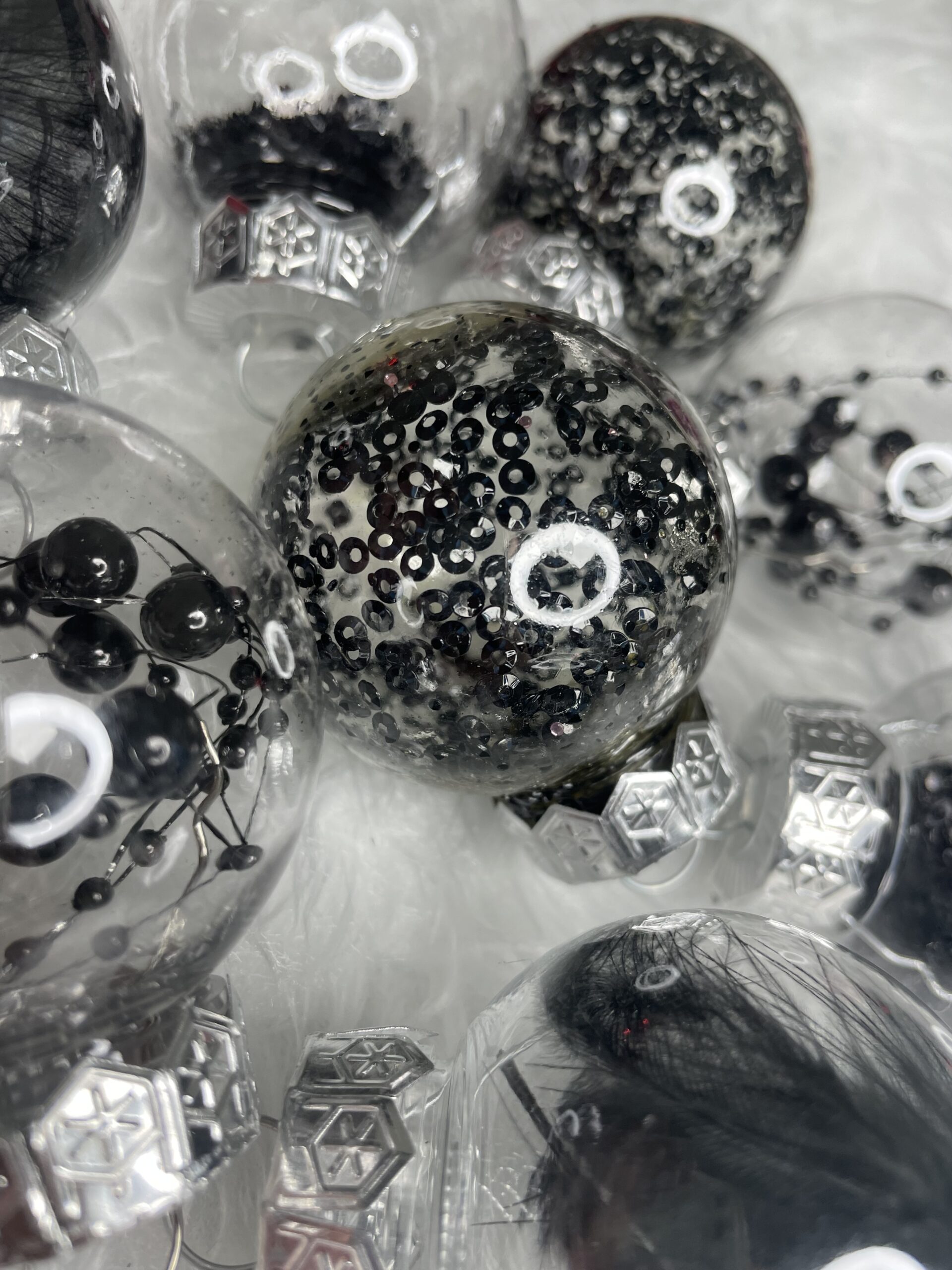 Set globuri de Craciun Inedit, 24 bucati, 5cm, transparente cu interior negru [11]