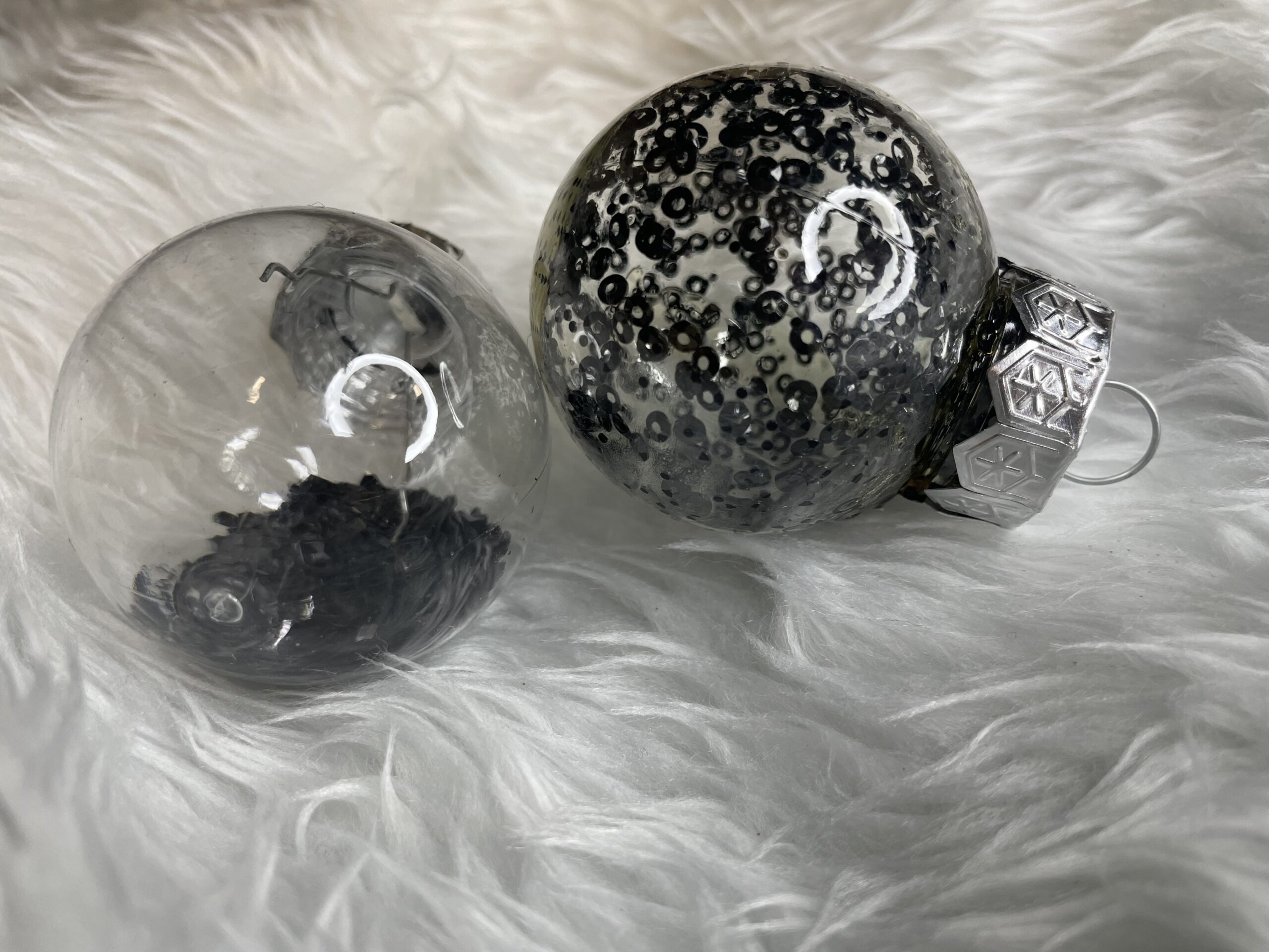 Set globuri de Craciun Inedit, 24 bucati, 5cm, transparente cu interior negru [27]