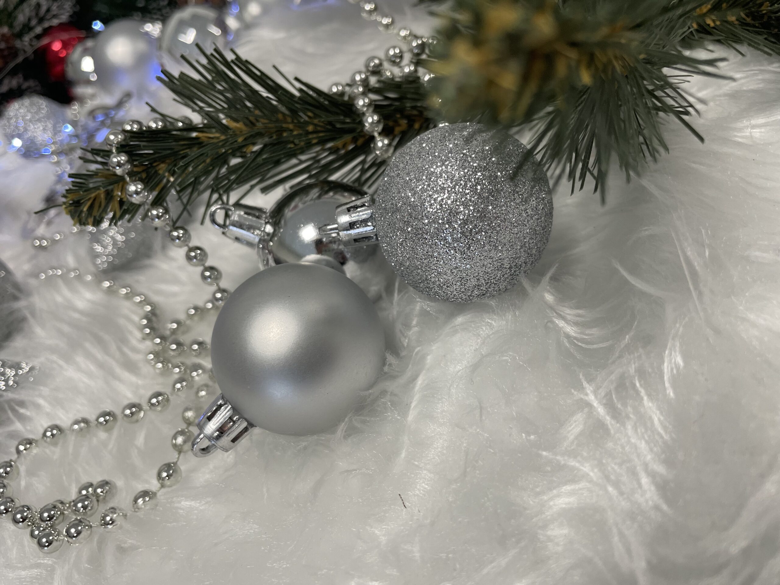 Set globuri si decoratiuni de Craciun, 51 piese, diverse dimensiuni, argintiu [15]