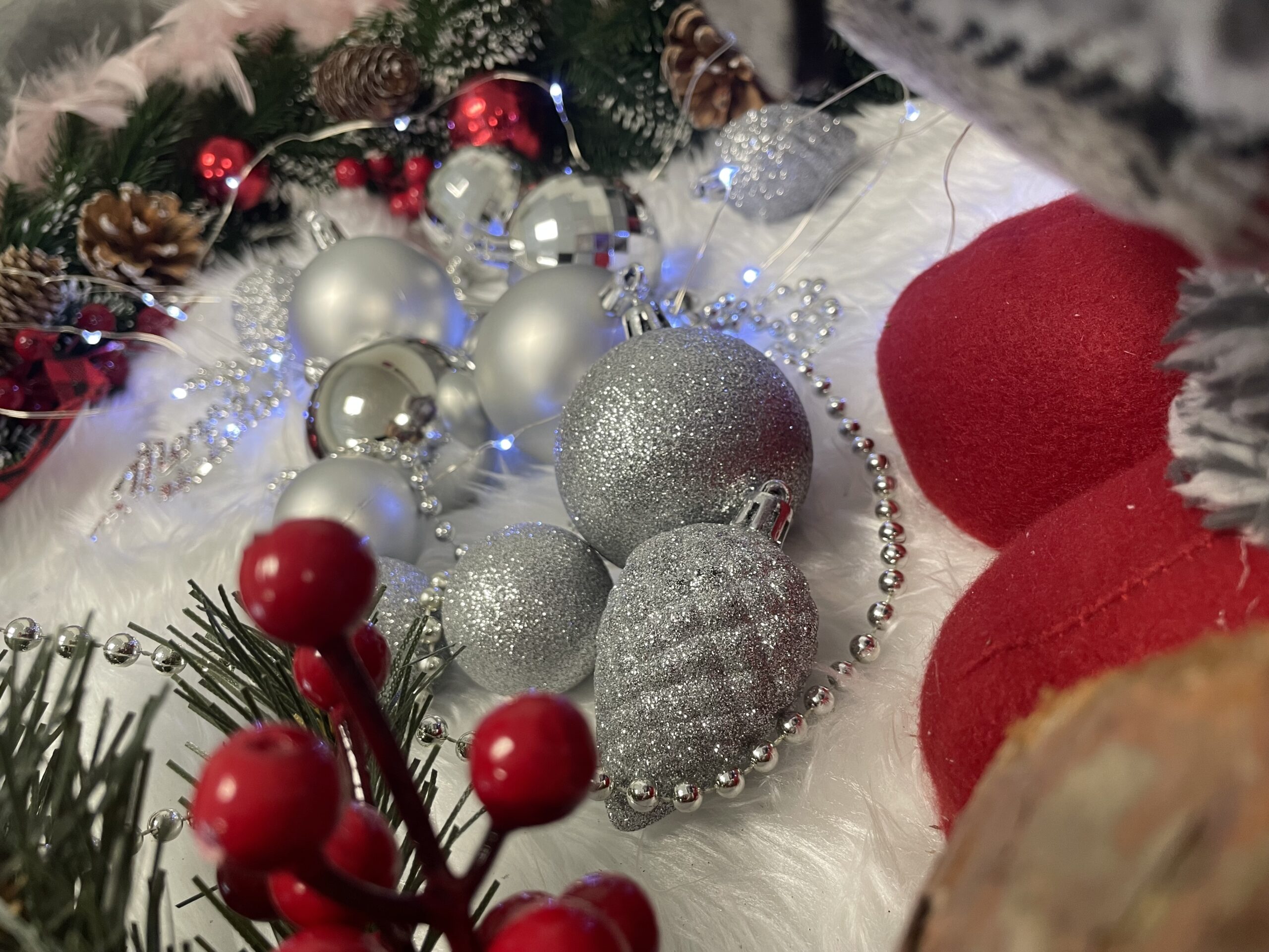 Set globuri si decoratiuni de Craciun, 51 piese, diverse dimensiuni, argintiu [22]